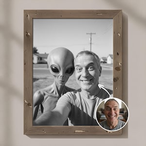 Könnte beinhalten: Schwarz-weiß gerahmtes Foto eines Mannes, der ein Selfie mit einem Außerirdischen macht. Der Außerirdische hat einen großen Kopf und schwarze Augen. Der Mann lächelt. Ein kleineres inset Foto des Mannes befindet sich in der unteren rechten Ecke.
