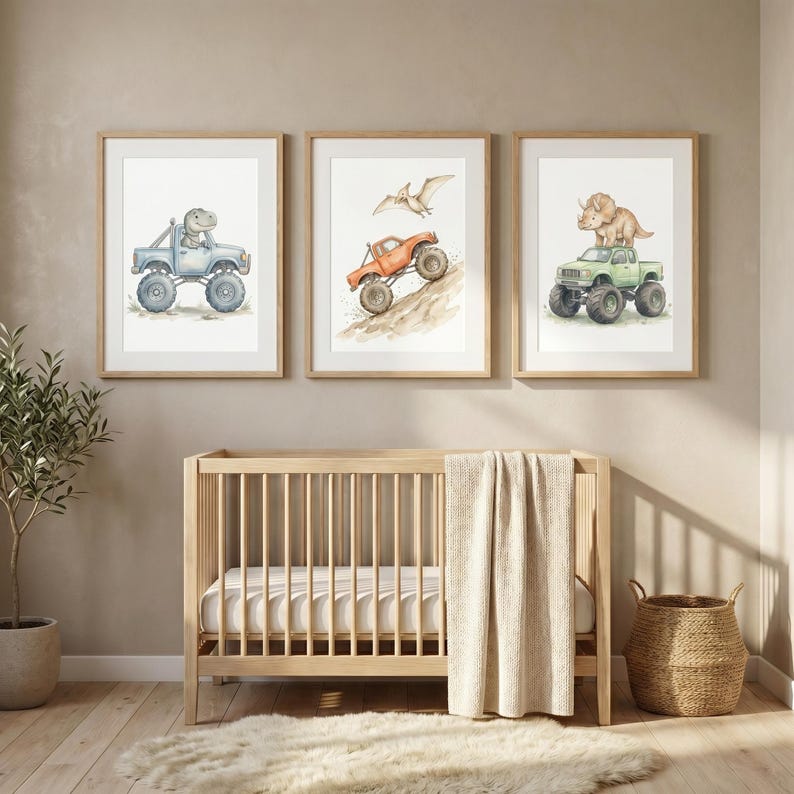 Puede incluir: Tres impresiones en acuarela enmarcadas con dinosaurios conduciendo monster trucks. Las impresiones est&aacute;n en marcos de madera y se exhiben sobre una cuna de madera. La primera impresi&oacute;n muestra un cami&oacute;n azul, la segunda un cami&oacute;n naranja y la tercera un cami&oacute;n verde.