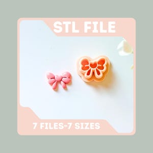 Op de afbeelding: Twee roze strikvormige koekjessnijders en een strikvormig object. De tekst "STL FILE" staat bovenaan en "7 FILES-7 SIZES" onderaan. De koekjessnijders zijn in verschillende maten en vormen.