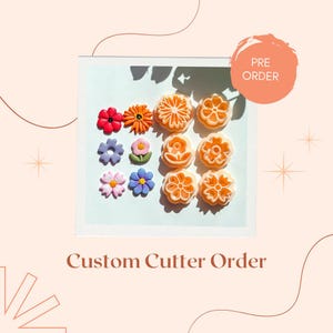 Op de afbeelding: Een assortiment kleurrijke bloemvormige koekjessnijders en decoratieve bloemen. De uitstekers zijn oranje en wit, terwijl de bloemen rood, oranje, paars, roze en blauw zijn. De tekst "PRE ORDER" en "Custom Cutter Order" is inbegrepen.
