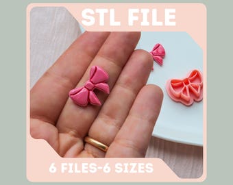 Op de afbeelding: Een handgemaakt houten bord met de tekst "Welkom" in een speels lettertype. Het bord is wit geschilderd met een verweerde afwerking en heeft een bloemmotief in roze en groen. Het meet ongeveer 30 cm breed en 15 cm hoog.