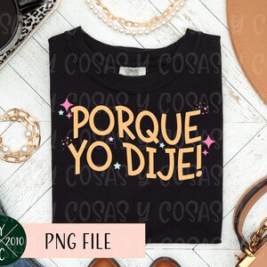 Puede incluir: Camiseta negra con la frase en español "Porque yo dije!" en amarillo con estrellas rosas y azules. La frase se traduce como "¡Porque yo lo dije!"