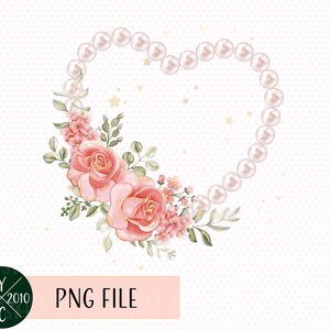Op de afbeelding: Een hartvormige parelkrans met roze rozen en groen. De krans is op een witte achtergrond met gouden glitter.