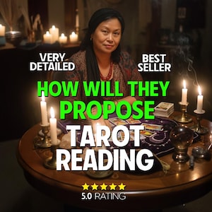 Puede incluir: Una mujer está sentada en una mesa redonda de madera con cartas del tarot, velas y una bola de cristal. El texto "HOW WILL THEY PROPOSE TAROT READING" se muestra en verde y blanco. La imagen también incluye el texto "VERY DETAILED", "BEST SELLER" y una calificación de 5.0.