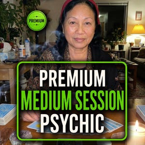 Può includere: Una persona con capelli scuri, fascia rossa e indumento nero a motivi siede a un tavolo di legno. L'immagine presenta il testo PREMIUM MEDIUM SESSION PSYCHIC, SAME HOUR, EXTRA DETAILED e PERSONAL PDF INSIGHT con carte dei tarocchi.