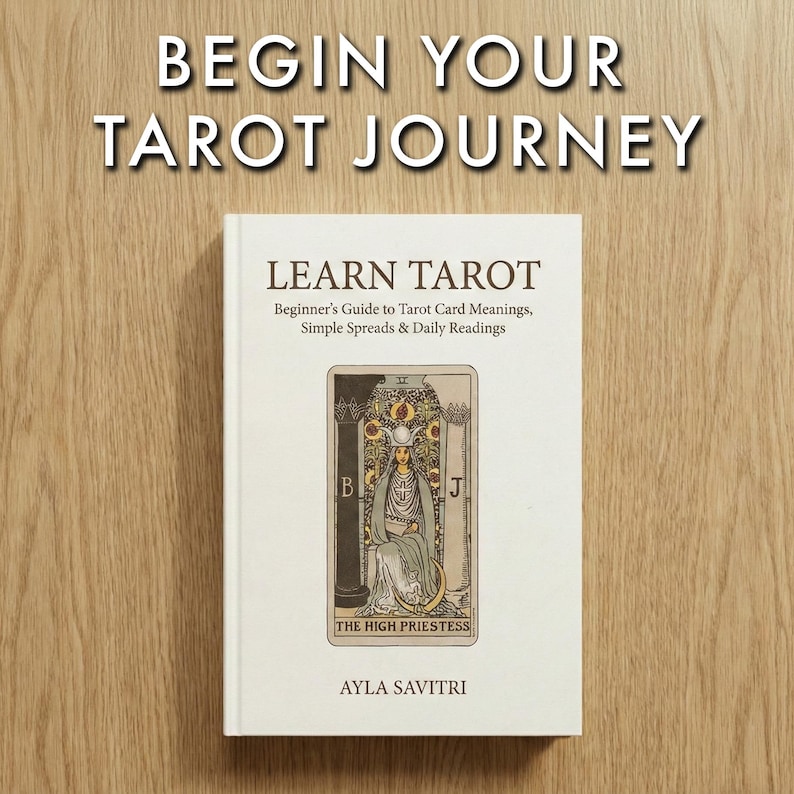 Puede incluir: Un libro blanco titulado LEARN TAROT Beginner's Guide to Tarot Card Meanings, Simple Spreads & Daily Readings de Ayla Savitri, con una ilustraci&oacute;n de la carta La Sacerdotisa. El texto BEGIN YOUR TAROT JOURNEY aparece sobre el libro.