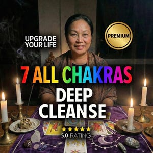 Op de afbeelding: Een afbeelding met een lachende vrouw en de tekst "UPGRADE YOUR LIFE" en "7 ALL CHAKRAS DEEP CLEANSE". De afbeelding bevat brandende kaarsen, tarotkaarten en een gouden cirkel met "PREMIUM". De beoordeling is 5,0 sterren.