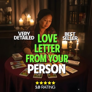 Könnte beinhalten: Eine Person sitzt an einem runden Tisch mit Tarotkarten, beleuchtet von Kerzen. Der Text "LOVE LETTER FROM YOUR PERSON" wird in Grün angezeigt. Die Wörter "VERY DETAILED" und "BEST SELLER" sind ebenfalls sichtbar. Eine Bewertung von 5,0 wird angezeigt.