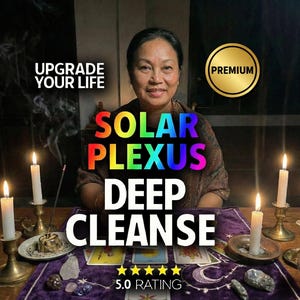 Puede incluir: Imagen de una mujer sonriendo con texto que dice "UPGRADE YOUR LIFE" y "SOLAR PLEXUS DEEP CLEANSE". La imagen incluye velas encendidas, cartas del tarot y las palabras "PREMIUM" y "5.0 RATING".