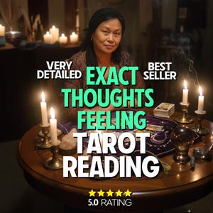 Könnte beinhalten: Eine Frau sitzt an einem runden Tisch mit Kerzen, Tarotkarten und einer Kristallkugel. Der Text auf dem Bild lautet "Exact Thoughts Feeling Tarot Reading" und "Best Seller". Das Bild enthält auch eine Bewertung von 5,0.