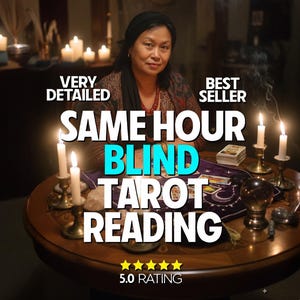 Könnte beinhalten: Eine Frau sitzt an einem runden Tisch mit Kerzen und Tarotkarten. Der Text auf dem Bild lautet "Same Hour Blind Tarot Reading" und "Best Seller". Das Bild hat eine Bewertung von 5,0.
