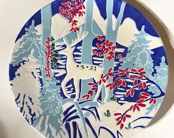 Assiette en céramique faite main - Forêt de cerfs - Décoration hivernale alpine - Peinte à la main - Bleu blanc rouge - 29