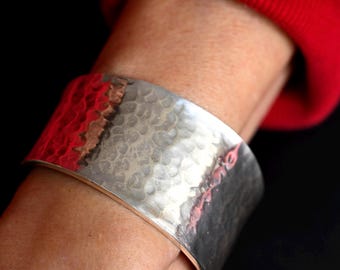 Brazalete ancho de plata de ley 950 martillado / Joyería artesanal hecha a mano