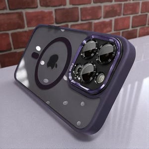 Puede incluir: Una funda transparente para teléfono con marco morado. La funda tiene una parte trasera transparente con un diseño circular y pequeños puntos blancos. El área de la cámara tiene un marco morado con el texto "FOCUS PIXELS" y "100% FOCUS".