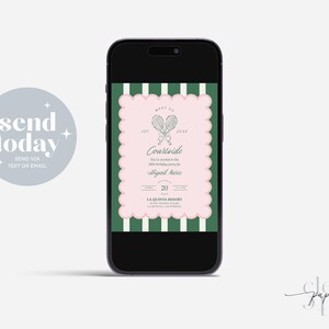 Może przedstawiać: Smartfon wyświetla zaproszenie o tematyce tenisowej. Zaproszenie ma r&oacute;żową, falistą obw&oacute;dkę ze słowem "Courtside" i rakietami tenisowymi. Tło ma zielono-białe paski. Telefon jest czarny.