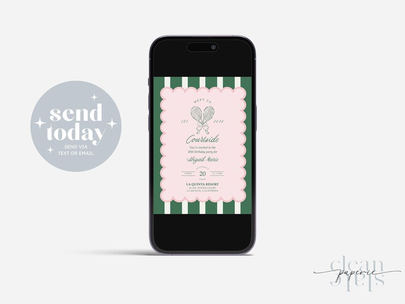 Może przedstawiać: Smartfon wyświetla zaproszenie o tematyce tenisowej. Zaproszenie ma r&oacute;żową, falistą obw&oacute;dkę ze słowem "Courtside" i rakietami tenisowymi. Tło ma zielono-białe paski. Telefon jest czarny.