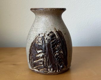 vintage studio pottery small vase 5.5“ tall light brown speckled stoneware with brutalist decoration 1970s MCM mid-century modern rustic