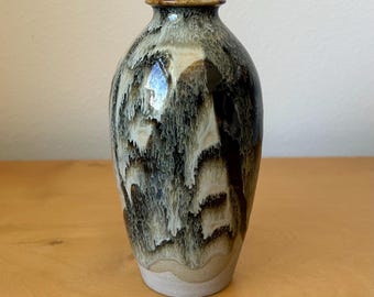 vintage Japanese studio art pottery vase 6“ tall style of 5th Kiyomizu Rokubei shiny black cream drip glaze buff stoneware hexagon chop mark