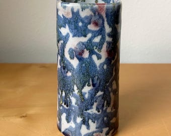 vintage Janice Tchalenko for Dartington Pottery small vase 5.75” tall light pink with hand decorated blue Leopard pattern 1980s collectible