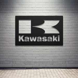 カワサキロゴメタルウォールアート：マットブラックのバイクガレージ装飾