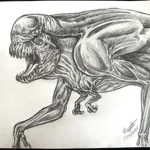 Peut inclure: Dessin au crayon d'une créature monstrueuse avec des muscles apparents et des dents acérées. L'œuvre est détaillée, montrant la créature dans une pose dynamique. La signature de l'artiste et la date, 07/05/2015, sont visibles.