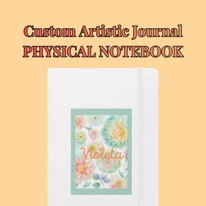 Pode incluir: Diário branco com um design floral e o nome "Violeta". O diário tem uma borda verde menta em torno do design floral. O texto "Custom Artistic Journal PHYSICAL NOTEBOOK" está no topo.