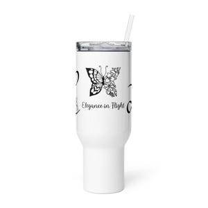 Pode incluir: Caneca branca com um design de borboleta e floral preto. A caneca tem uma tampa transparente e um canudo branco. O texto "Elegance in Flight" está impresso na caneca.