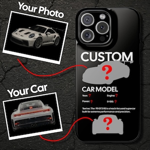 Op de afbeelding: Zwarte telefoonhoes met een aangepast auto-ontwerp. De hoes heeft het woord "CUSTOM" en een autosilhouet met een vraagteken. Bevat ruimte voor details van het automodel zoals jaar, motor en vermogen. Twee foto's van een witte sportwagen zijn ook inbegrepen.