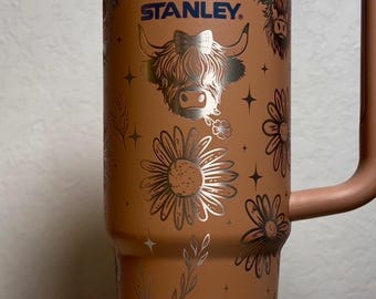 Lasergegraveerde Highland Cow en zonnebloemen 30oz Stanley-beker | Boerderijcadeau | Country-westernstijl