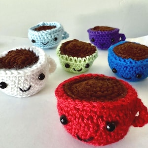 Mini taza de café de peluche a crochet: un regalo kawaii amigurumi para los amantes del café