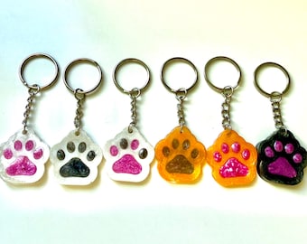 Llavero de resina con huella de pata: Regalo artesanal para amantes de las mascotas.