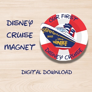 Może przedstawiać: Okrągły magnes z czerwono-białym wzorem koła ratunkowego. Magnes przedstawia ilustrację statku wycieczkowego z tekstem "Disney Wonder 2025" i "Our First Disney Cruise". Obecne są również słowa "Disney Cruise Magnet" i "Digital Download".