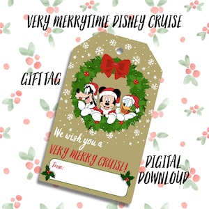 Peut inclure: Une étiquette cadeau beige avec une couronne de Noël et les personnages Disney Mickey Mouse, Donald Duck et Dingo. L'étiquette indique "Very Merrytime Disney Cruise" et "We wish you a Very Merry Cruise!" avec un espace pour écrire "From:" et "Digital Download".