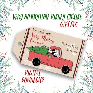 Può includere: Un'etichetta regalo a tema festivo con la scritta "Very Merrytime Disney Cruise" e "Gift Tag". L'etichetta presenta un camion rosso con Topolino e un albero di Natale. È presente anche il testo "We wish you a Very Merry Cruise!"