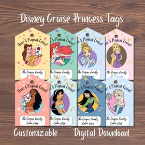 Puede incluir: Una taza de cerámica blanca con un asa negra y el texto "But First, Coffee" en negrita negra. La taza se encuentra sobre un fondo borroso, sugiriendo un ambiente acogedor.