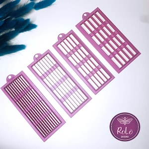 Può includere: Quattro stencil rettangolari rosa con diversi motivi a griglia ed etichettati 4 mm, 6 mm, 8 mm e 10 mm. Ogni stencil ha un piccolo foro nella parte superiore. Gli stencil sono disposti diagonalmente su una superficie bianca, con un logo in basso a destra.