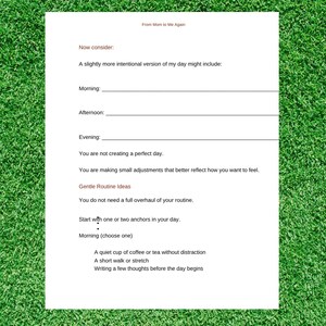 Op de afbeelding: Een witte keramische mok met een zwart handvat en de tekst "But First, Coffee" in een vetgedrukte, zwarte letter. De mok staat tegen een vage achtergrond, wat een gezellige omgeving suggereert.