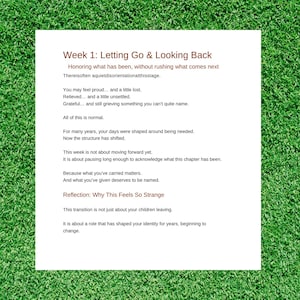 Op de afbeelding: Een witte pagina met zwarte tekst op een groene achtergrond. De tekst gaat over "Week 1: Loslaten & Terugkijken", en bespreekt gevoelens van verlies en verandering.