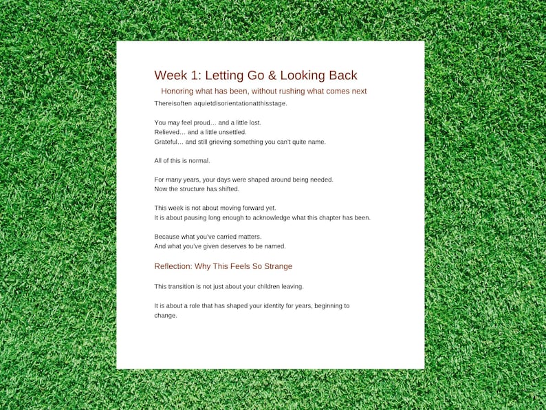 Op de afbeelding: Een witte pagina met zwarte tekst op een groene achtergrond. De tekst gaat over "Week 1: Loslaten & Terugkijken", en bespreekt gevoelens van verlies en verandering.