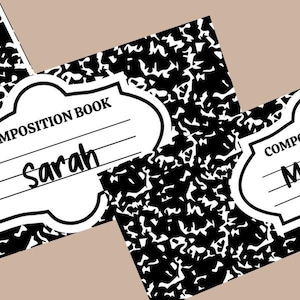 Op de afbeelding: Compositieboeken met zwart-witte gespikkelde covers. Elk notitieboek heeft een wit label met de tekst "COMPOSITION BOOK" en lijnen voor een naam. Eén notitieboek is gelabeld "Sarah" en een ander "Matthew".