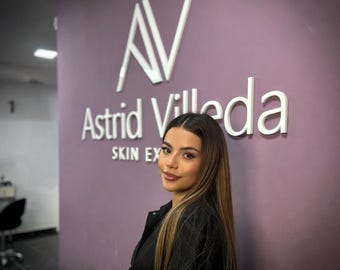 Wycinany laserowo akrylowy szyld z logo firmy, dekoracja recepcji salonu