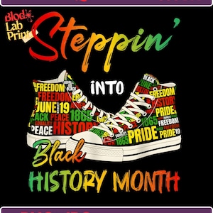 Może przedstawiać: Para wysokich tenisówek z napisem "Steppin' Into Black History Month" w kolorowym tekście. Tenisówki są ozdobione słowami takimi jak "Wolność", "Duma" i "Równość".