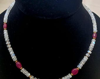 Ketting regenboog maansteen en robijn: verguld 925 zilver, handgemaakt