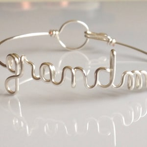 Bracelet fin « grand-mère ». Cadeau grand-mère, future grand-mère. cadeau de grand-mère. Bracelet Grammy Grandma Nona Nanna Meme Mimi Yaya Cadeaux de moins de 20 ans