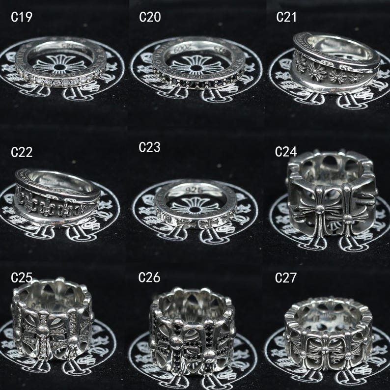 Puede incluir: Una colecci&oacute;n de nueve anillos de plata etiquetados de C19 a C27, con varios dise&ntilde;os que incluyen bandas con piedras incrustadas, motivos de cruces y grabados intrincados. Cada anillo se muestra sobre una superficie negra con un logotipo.