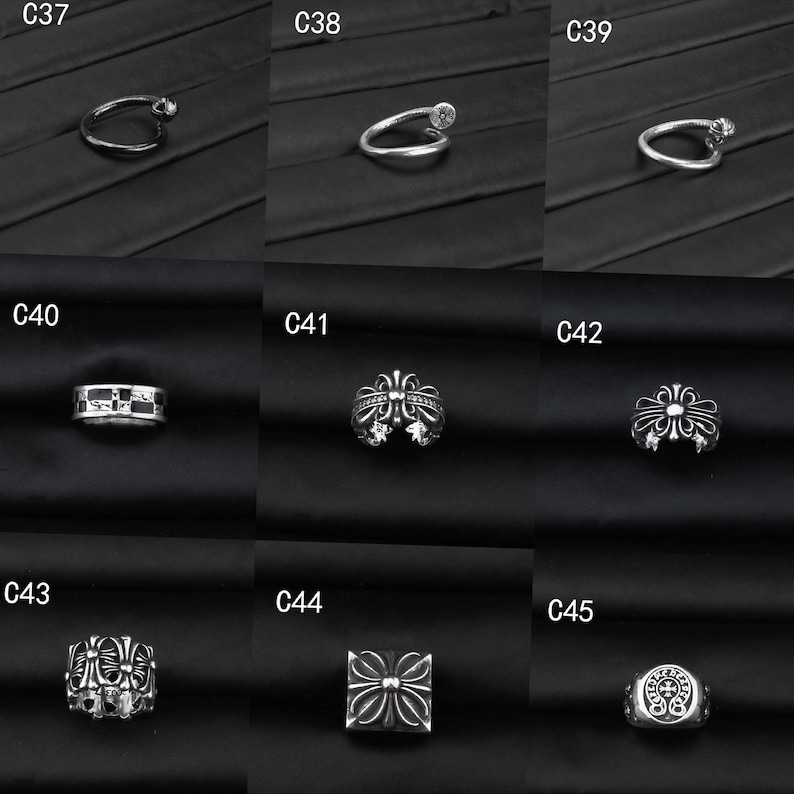 Puede incluir: Una colecci&oacute;n de nueve anillos de metal plateado etiquetados de C37 a C45. Los dise&ntilde;os incluyen bandas delgadas, estilos de clavo abiertos y bandas m&aacute;s anchas con patrones en relieve de cruces, flores y formas geom&eacute;tricas con acentos oxidados.