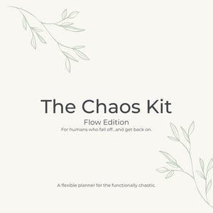Puede incluir: Un planificador color crema titulado "The Chaos Kit: Flow Edition". El texto está en una fuente gris oscuro. La descripción del planificador dice: "Para humanos que se caen... y se levantan". Ramitas decorativas de hojas verdes en las esquinas.