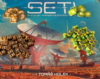 Könnte beinhalten: Ein Brettspiel mit Weltraumthema, das verschiedene Spielsteine und ein farbenfrohes Spielbrett aufweist. Die Spielsteine umfassen braune und gelbe rechteckige Teile, grüne und gelbe batterieförmige Teile sowie grüne und gelbe blitzförmige Teile. Das Spielbrett zeigt eine Landschaft mit Radioteleskopen.