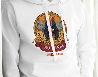 Pode incluir: Moletom branco com um design gráfico com uma figura sentada rodeada por moedas de ouro e símbolos de dólar. O design inclui o texto "NO INGS" e um endereço de site. O moletom tem um bolso frontal e um capuz com cordão.