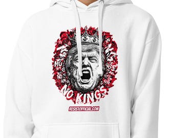Pode incluir: Moletom branco com um gráfico de um rosto coroado, rodeado por elementos florais vermelhos e as palavras "NO KINGS". O moletom tem um bolso frontal e um capuz com cordão. O endereço do site "RESISTOFFICIAL.COM" está impresso na parte inferior.